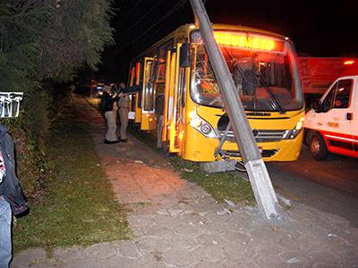 Ônibus colide em poste na Pigatto