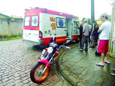 Mulher ferida em acidente entre moto e ônibus