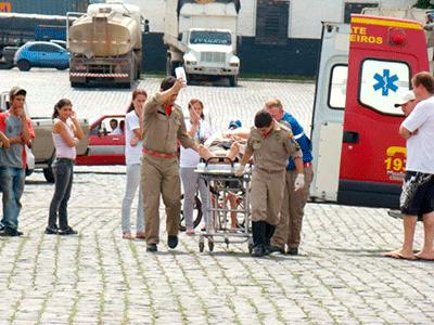 Helicóptero da PRF socorre vítima de queda