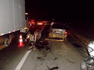 Morre ao colidir moto na traseira de Fiat Tipo