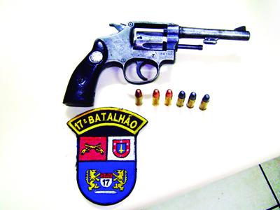 Comerciante é preso por posse ilegal de arma