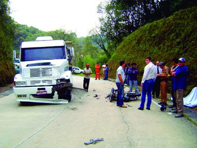 Motoqueiro morre em colisão frontal 