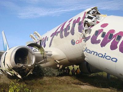 Avião se parte em dois ao pousar na Guiana