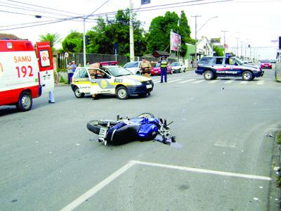 Amigos ficam feridos em acidente entre carro e moto 