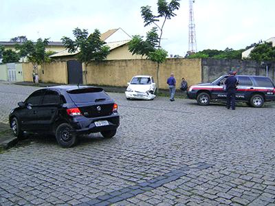 Rapaz provoca acidente e abandona carro