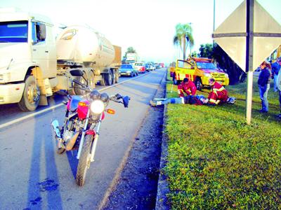 Bate moto na traseira de carro e fica ferido