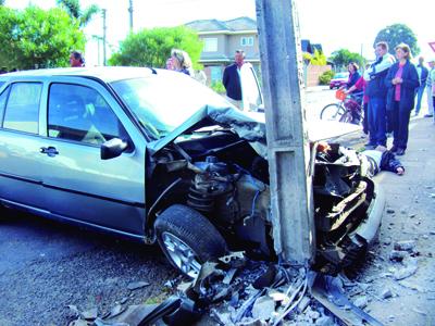 Carro bate em poste na Vila Bancária