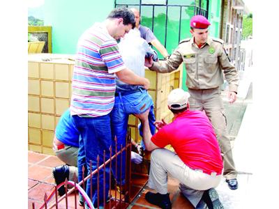 Trabalhador cai sobre cerca e tem perna perfurada