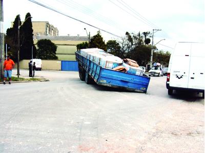 Carreta se solta de caminhão na Natal Pigatto