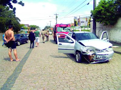 Carros batem e deixam passageira ferida