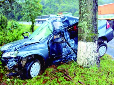 Motorista morre ao colidir carro contra árvore