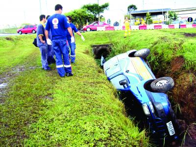 Veículo tomba na entrada de Campo Largo