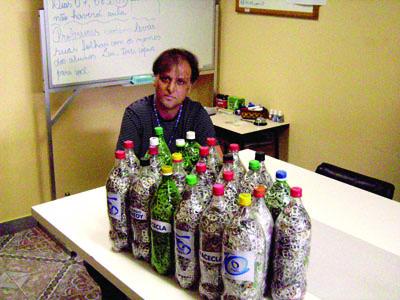 Professor do Kennedy junta lacres de latinhas  para trocar por cadeiras de rodas