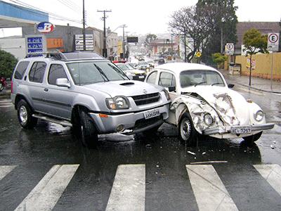 Caminhonete e Fusca colidem no Centro