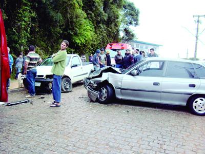 Colisão frontal entre carros fere passageira