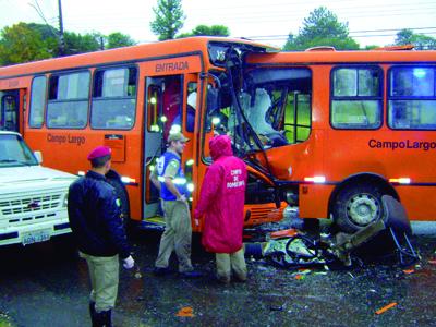 Motorista e cobrador morrem em colisão