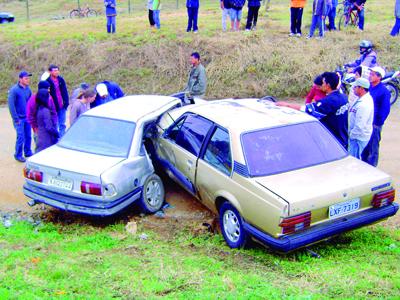 Dois feridos em grave acidente na 277