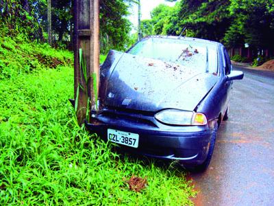 Rouba carro e na fuga se acidenta