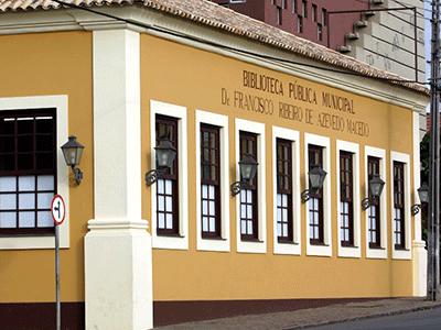 Biblioteca recebe doação de livros da UFPR