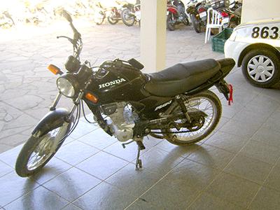 Adolescente flagrado com moto furtada