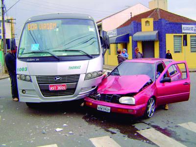 Ônibus atravessa preferencial e atinge Golf no Centro