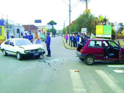 Fura a preferencial e provoca acidente 