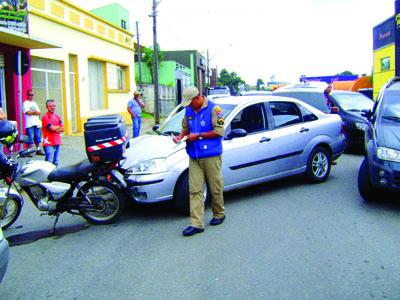 Motoboy quebra a perna em acidente