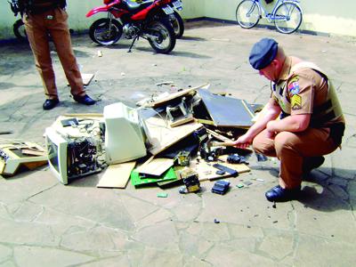 Polícia Militar destrói máquinas caça níqueis