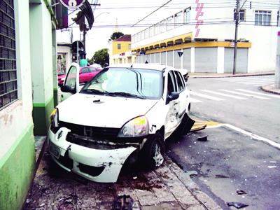 Acidente no Centro destrói veículos