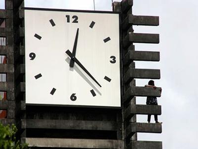 Homem escala torre e fica mais de 2 horas pendurado no relógio da rodoferroviária