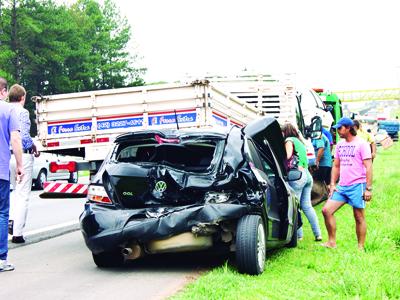 Acidente envolve dois carros e dois caminhões