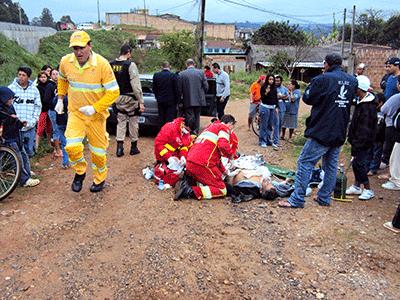 Carro sai da pista e atropela pedestre