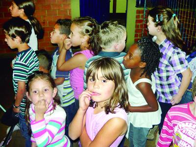 Jantar de aniversário reúne estudantes de várias escolas