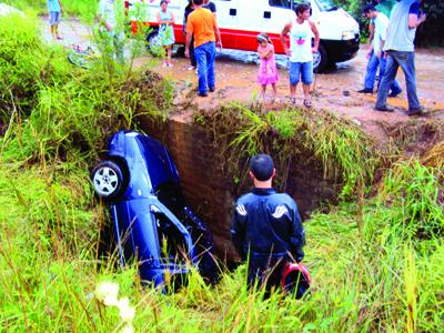 Quatro feridos em capotamento na BR-277