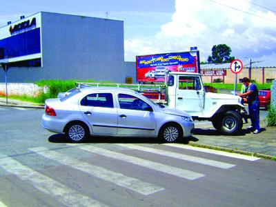 Acidente entre Toyota e Voyage no Centro