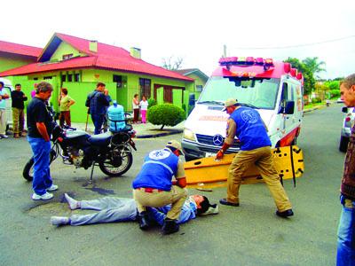 Ferido em acidente entre moto e Kombi