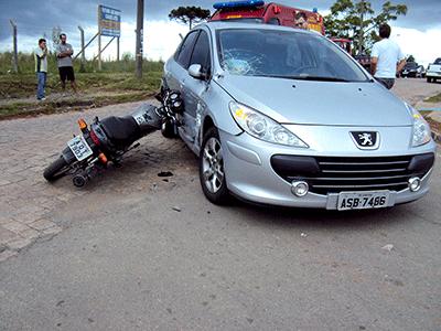 Motoqueiros se ferem em acidentes