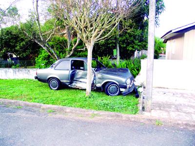 Carro desgovernado atinge  árvore e muro na Vila Bancária