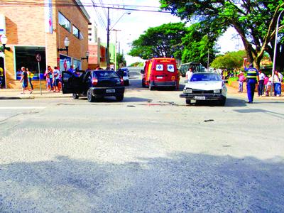 Acidente entre Palio e Santana no Centro