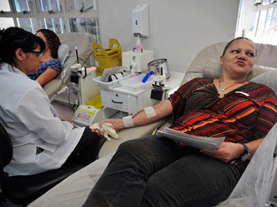 Governo libera adolecentes e idosos para doar sangue