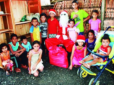 Crianças no Jardim Meliane  recebem presentes de Natal