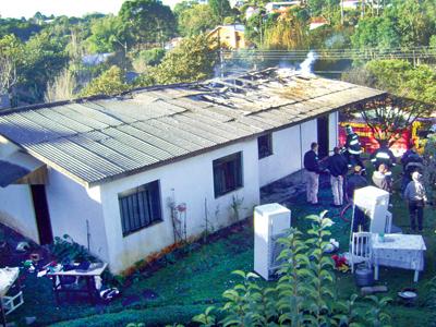 Incêndio atinge casa na Aparecida 