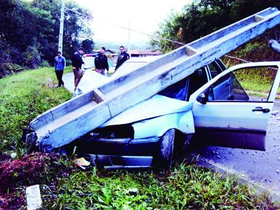 Carro derruba poste no São Caetano