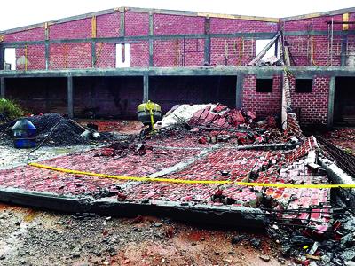 Paredes de barracão em construção são derrubadas pela força dos ventos
