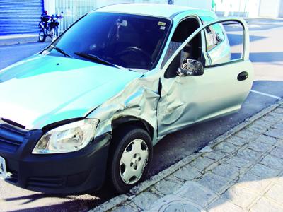 Acidente entre onibus x carro no Centro