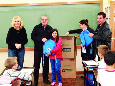 Alunos de Balsa Nova  recebem kits escolares