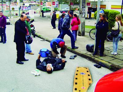 Motoqueiro provoca acidente na Centenário