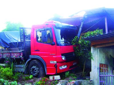 Caminhão atinge casa no Loteamento Itaboa