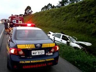 Invade pista contrária e provoca acidente