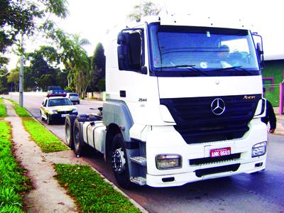 Caminhão roubado é abandonado 